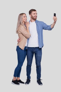 Selfie çeken çift izole edildi. Çift, Aşıklar, Aile, Arkadaşlar Konsepti