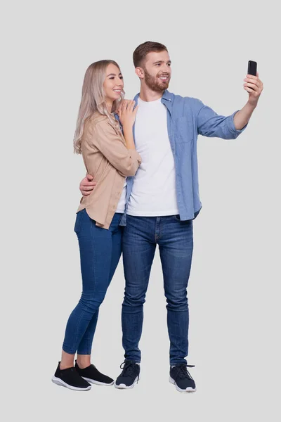 Couple prenant Selfie isolé. Couple, Amateurs, Family, Amis Concept — Photo