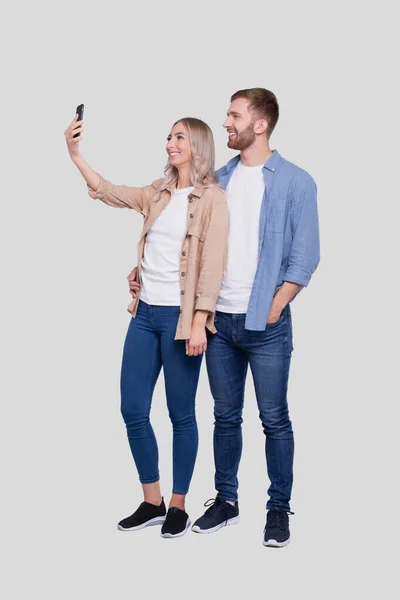 Couple prenant Selfie isolé. Couple, Amateurs, Family, Amis Concept — Photo