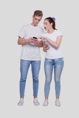 Telefonda sohbet eden bir çift. Tek başına duran telefonları kullanan çift. İnternetten alışveriş yapan çift. Erkek Telefonunda İzleyen Kız Şaşırdı. Paylaşım