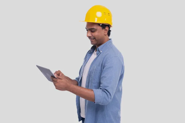建筑工人手握石碑 人类在使用平板电脑 建筑师手握石碑 黄色硬头盔 工人被隔离了概念 — 图库照片