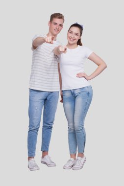 Kamerayı gösteren çift, izole edildi. Erkek ve Kadın İşaret, Aşıklar, Arkadaşlar, Çift Kavramı. İmzala