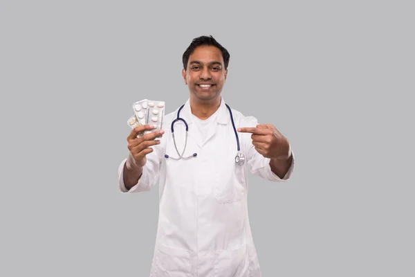 Γιατρός Δείχνει Χάπια Doctor Holding Δισκία Ινδός Γιατρός Απομονωμένος Ιατρική — Φωτογραφία Αρχείου
