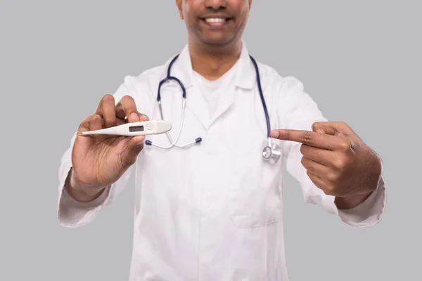 Arzt Zeigt Isoliert Auf Thermometer Indischer Arzt Lächelt Mit Thermometer — Stockfoto