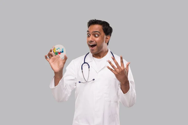 Γιατρός Ενθουσιασμένος Εξετάζοντας Petri Dish Απομονώθηκε Ινδική Ιατρική Γιατρός Επιστημονική — Φωτογραφία Αρχείου