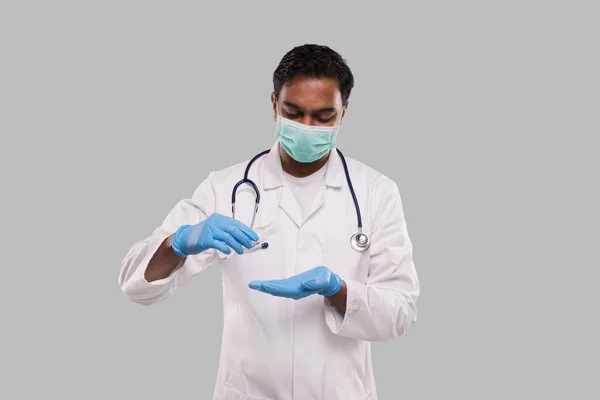 Arzt Mit Händedesinfektionsmittel Trägt Medizinische Maske Und Handschuhe Indischer Mann — Stockfoto