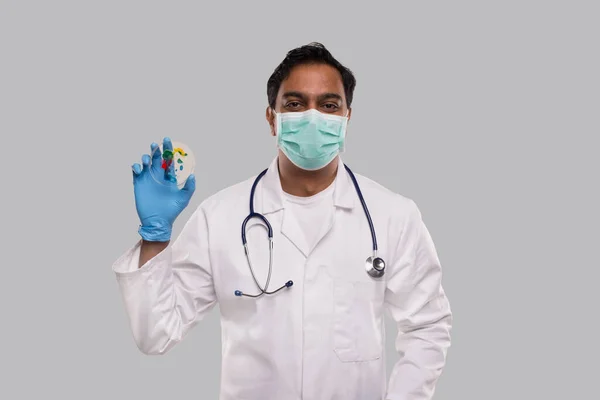Doctor Holding Petri Dish Bär Medicinsk Mask Och Handskar Isolerad — Stockfoto