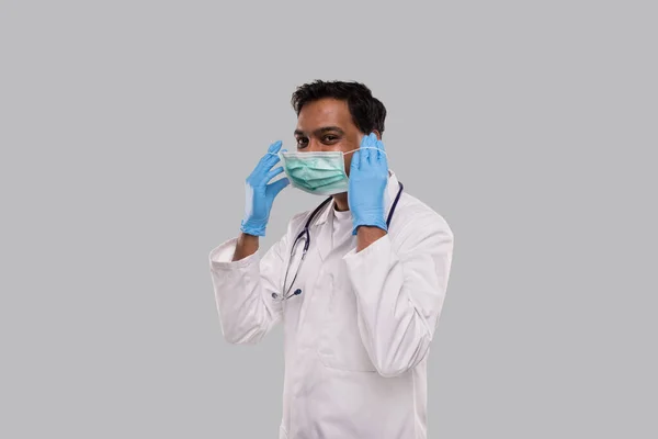 Doctor Puts Medicinsk Mask Bär Handskar Isolerade Indian Man Doctor — Stockfoto