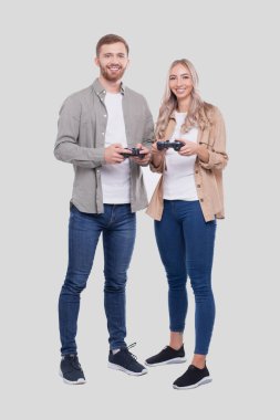 Joystickle Ayakta Duran ve Gülümseyen Çift izole edildi. Oyunlar