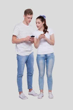 Telefonda sohbet eden bir çift. Tek başına duran telefonları kullanan çift. İnternetten alışveriş yapan çift. Man Phone 'da İzleyen Kız. Teknoloji