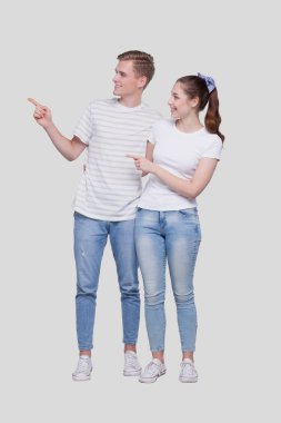 Yan tarafı gösteren çift izole edildi. Erkek ve Kadın İşaret, Aşıklar, Arkadaşlar, Çift Kavramı. İmzala