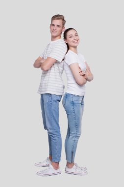 Sırt sırta duran çift izole edildi. Erkek ve Kadın Sarılma, Aşıklar, Arkadaşlar, Çift Kavramı