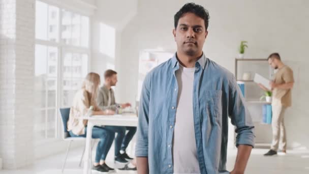 Indian Man visar tummen upp i Creative Office under arbetet. Kreativa kontorsarbetets dag. Video Porträtt av Man Smilling på jobbet. Hands Motion Skott på RED — Stockvideo