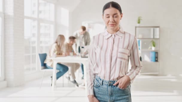 Flicka fräsning i Creative Office Under Arbete Visar Tummen upp. Kreativa kontorsarbetets dag. Video Porträtt av Girl Smilling på jobbet. Hands Motion Skott på RED — Stockvideo