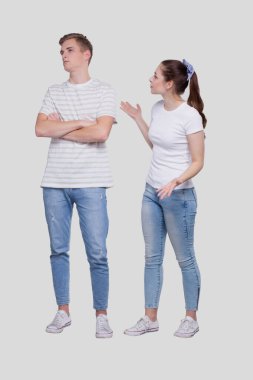 Kavga eden bir çift. Kız adama bağırıyor. Kız tatmin olmuş değil. Ayakta duran çift izole edildi. Adam dinlemiyor. Duygular