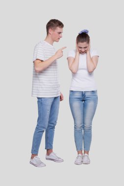 Kavga eden bir çift. Adam kıza bağırıyor. İnsanoğlu tatmin olmaz. Ayakta duran çift izole edildi. Kız Eyers 'ı kapatıyor. Duygular