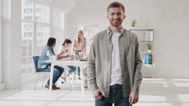 Yaratıcı Ofiste Ayakta Duran Adam. Ofis işi günü. Yaratıcı Ekip çalışıyor. Kırmızı ışıkta.