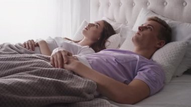 Yatakta yatan bir çift. Yatakta Uyuyan Çift. Gece Yatağında bir çift. Yatakta bir çift. Kırmızı ışıkta.