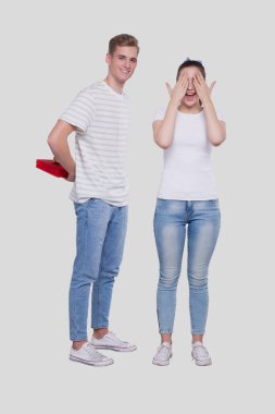 Gözleri Kapalı Duran Kız İçin Bir Hediyesi Olan Adam. Kız için sürpriz hediye. Genç Adam Kız Arkadaşına Bir Hediye Veriyor. Noel, yeni yıl, doğum günü, sevgililer günü hediye konsepti. Aşıklar