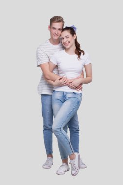 Ayakta Kucaklaşan Çift Cephesi tecrit edildi. Erkek ve kadın kucaklaşması, aşıklar, arkadaşlar, çift kavramı. Aşıklar