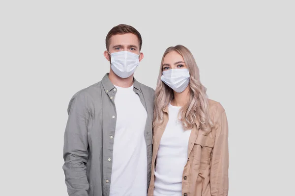 Een Paar Dragen Medische Maskers Geïsoleerd Man Vrouw Knuffelen Geliefden — Stockfoto