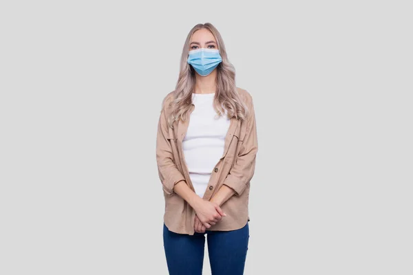 Kvinnan Bär Medicinsk Mask Isolerad Kvinna Skjorta Med Medicinsk Mask — Stockfoto