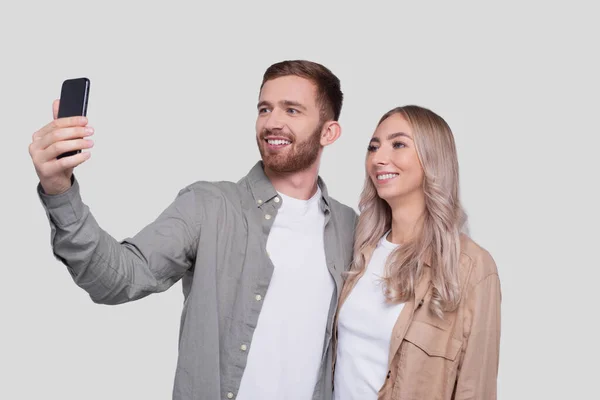 Couple Prenant Selfie Isolé Couple Amateurs Amis Famille Concept Photo — Photo