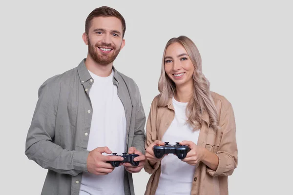Paar Staande Met Joysticks Handen Glimlachend Geïsoleerd Spellen — Stockfoto