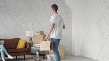 Evde yemek yiyen bir çift. Adam eve fast food ve kahve getiriyor, Kız evde çalışıyor. Çift New Home 'a taşındı ve birlikte kahve içtiler. Kırmızı ışıkta..