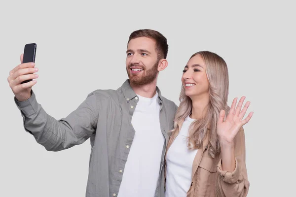 Casal Levando Selfie Menina Acenando Mão Isolada Casal Amantes Família — Fotografia de Stock