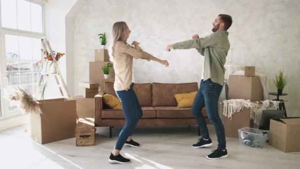 Párový tanec v Novém domově. Pár se nastěhoval v novém Flat Dancing happy. Pár slaví první nákup domů. — Stock video