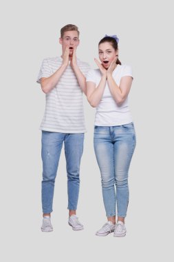 Ayakta Duran Çift Şaşırdı, Şaşırdı, Şaşırdı. Face 'in yanında el ele tutuşan çift izole edildi. İmzala