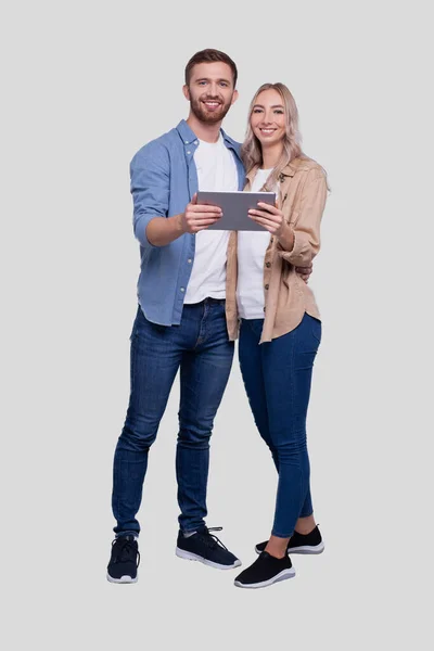 Couple tenant la tablette debout isolé. Commecial, Shpping, Publicité Concept — Photo