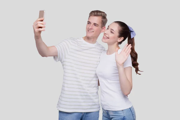 Par som tar Selfie Girl Viftande Hand Isolerad. Par, älskare, familj, vänner koncept — Stockfoto