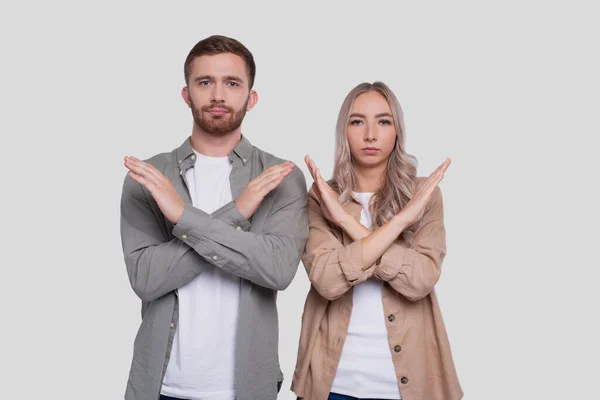 Couple tenant les mains croisées isolé. Aucun signe — Photo