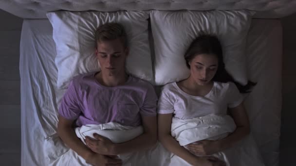 Un cuplu dormind în pat. Cuplu Cuddling în timpul somnului. Night Up Down Shot on RED — Videoclip de stoc