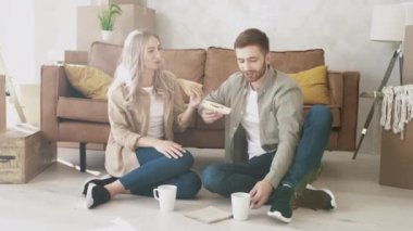 Sandviç yiyen ve fincanlardan çay içen çift. Yeni Ev Yemeği 'nde bir çift. Evde Fast Food Yemek. Kırmızı ışıkta ışık fişekleriyle çekilen