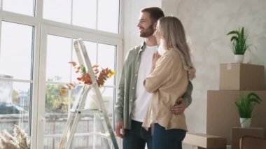 Pencereden dışarı bakan çift yeni Düz Kız Gösteriyor. Çift yeni bir eve taşındı. Güneşli bir günde bir çift taşınıyor. Kırmızı ışıkta.