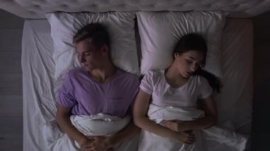 Yatakta Uyuyan Çift. Reddedildiğinde Gece Yukarı Vuruldu