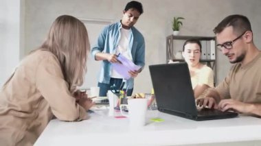 Ofiste çalışan yaratıcı ekip. Takımın sunumu. Yaratıcı Ofis 'te takım çalışması. Ofis ekibi birlikte çalışıyor. Eller Hareketi Görüntüsü Kırmızıda