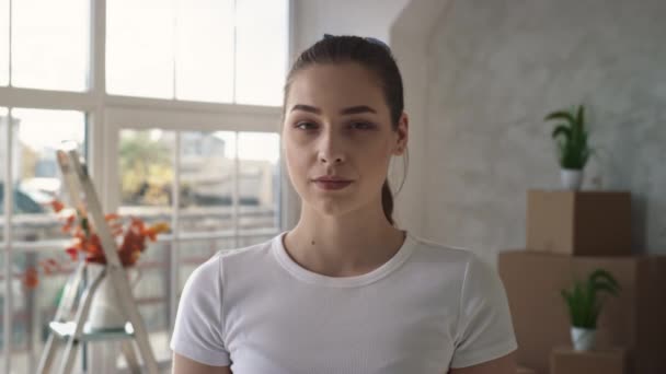 Portrait de la jeune fille Smilling à la maison le jour ensoleillé. Déménagé dans une nouvelle maison. — Video