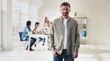 Yaratıcı Ofiste Gülümseyen Adam. Ofiste Yaratıcı Ekip çalışıyor. El Hareketi Atışı Kırmızıda