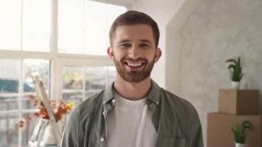 Tıbbi maske takan genç adamın portresi. Kırmızı ışıkta.