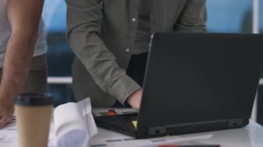 Ofiste çalışan adamlar. Ofiste çalışan üç tane mimar. Eller yukarı. Yaratıcı Takım Çalışması