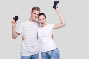 Joystickle Ayakta Duran ve Gülümseyen Çift izole edildi. Mutlu Çift Konsol Oyunları Oynuyor.