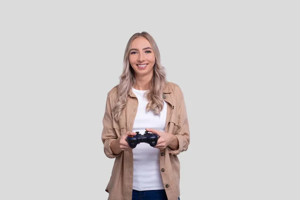 Flicka stående med Joysticks i händerna fräsning isolerad — Stockfoto