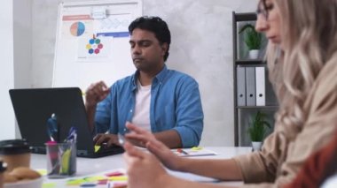 Yaratıcı Ofiste Çok Çalışan Hintli Adam. Takım çalışması. Ofiste dizüstü bilgisayarda çalışan bir adam. El Hareketi Atışı Kırmızıda