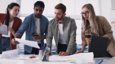 Yaratıcı Ekip Masa üzerinde çalışıyor. Yaratıcı Ofis İşleri. Takım Fikirleri Tartışıyor. Mimari Masa İşleri. Kırmızı ışıkta.