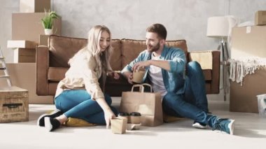 Evde yemek yiyen bir çift. Bir çift New Home 'a taşınmış. Evde Fast Food. Kırmızı ışıkta.