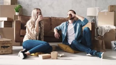 Evde kahve içen çift. To Go Cups 'tan bir çift kahve. Yeni eve taşındıktan sonra fast food. Kırmızı ışıkta.